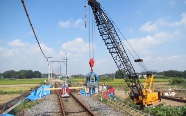 仮設橋台の設置作業が進められている姿川第二避溢橋りょう。10月上旬にも再開の見込みだ。
