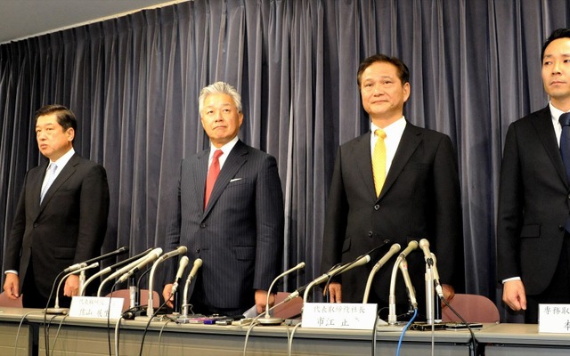 スカイマーク新体制　佐山展生会長（中央）、市江正彦社長（右）、矢口秀雄専務（左）、本橋学専務取締役執行役員（右端）、増川則行取締役（左端）