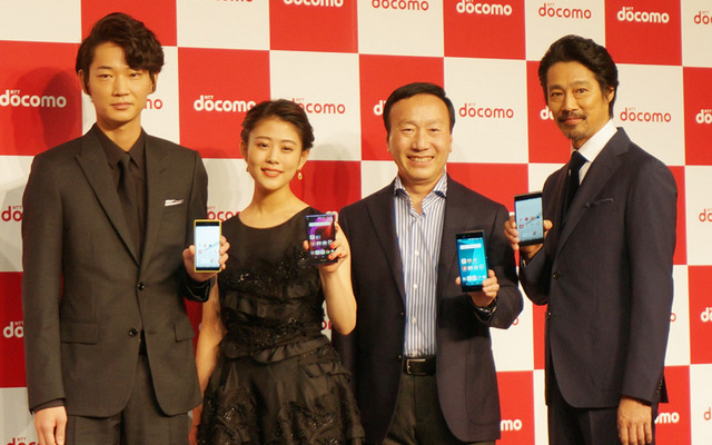 左から、俳優の綾野剛、高畑充希、加藤社長、堤真一