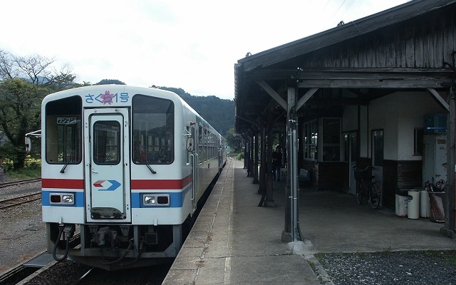 若桜鉄道は10月1日から車内メロディーを導入。一部の列車を除き、若桜駅（写真）発車後と郡家駅発車後に流される。