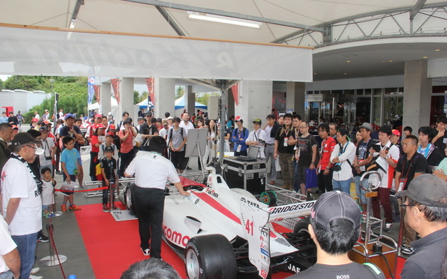 F1日本GP会場にスーパーフォーミュラのマシンが登場