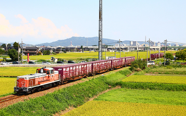 城端線二塚駅を経て中越パルプ工業二塚製造部に向かう貨物列車