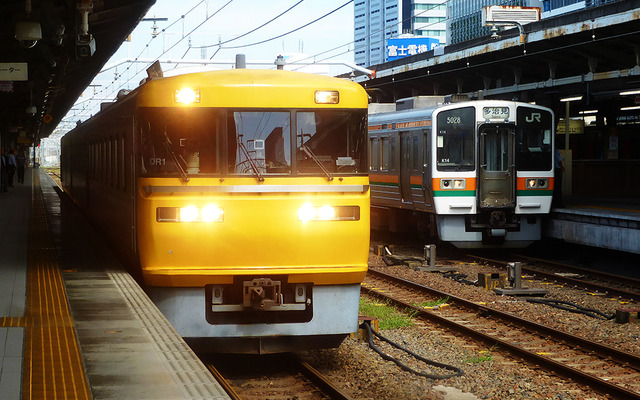 検測装置取替で機能向上が図られる「ドクター東海」（JR東海キヤ95系）。9月下旬、名古屋駅を着発していたDR1編成は、1996年に日本車輌製造で製造されたもの