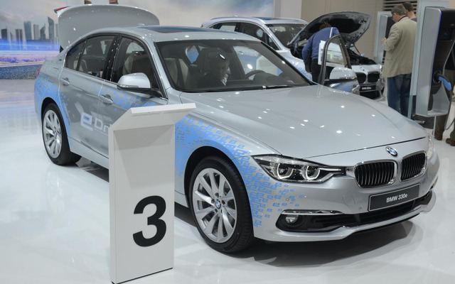 BMW 330e（フランクフルトモーターショー15）