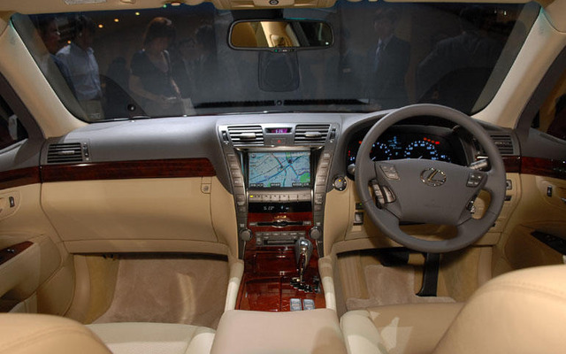 【レクサス LS 新型発表】センターコンソールは大樹