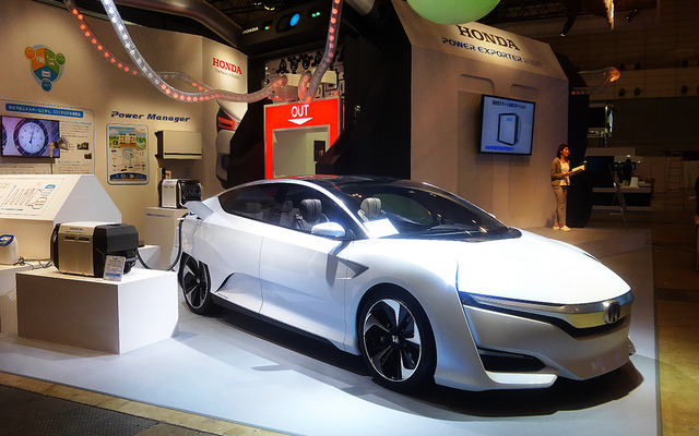世界初公開となるホンダ外部給電器「Power Exporter 9000」と新型FCVコンセプトカー「Honda FCV CONCEPT」（CEATEC JAPAN 2015／幕張メッセ／10月7～10日）