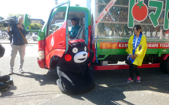 くまモン、シートベルトの長さが足らず、まさかの東京行き断念……（トマト畑直送プロジェクト「トマトラ」出発式、熊本県庁にて、10月7日）