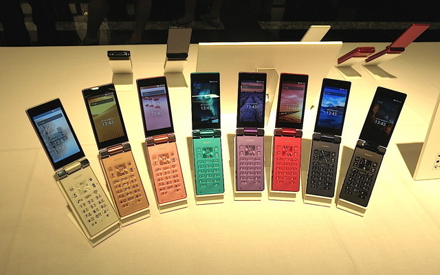 「AQUOS ケータイ」は全8色をラインナップ