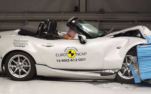 新型マツダロードスターのユーロNCAPの衝突テスト