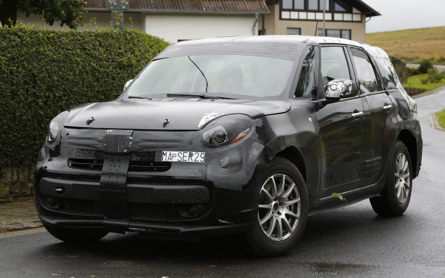 アルファロメオ初のSUV 開発車両スクープ写真