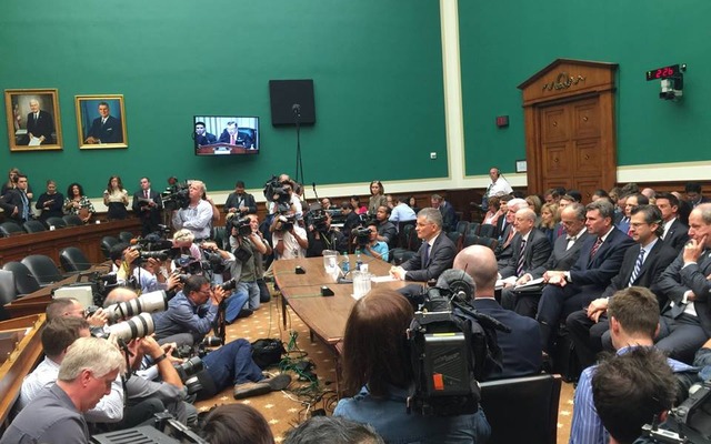 米下院エネルギー商業委員会の公聴会で証言したフォルクスワーゲングループオブアメリカのマイケル・ホルン社長兼CEO（中央）