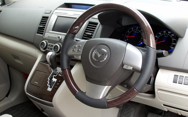 オートエクゼ、MPV 用レザーコンビステアリングを発売