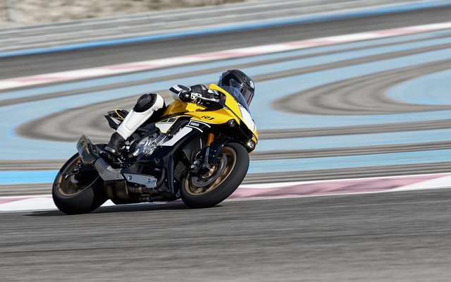 ケニー・ロバーツが乗るYZF-R1 60th Anniversary。