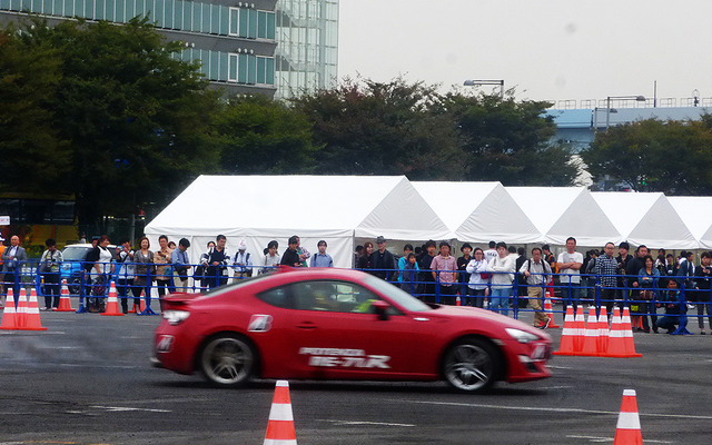 まるで遊園地のアトラクションのような盛り上がりをみせる、東京モーターフェス2015 with みんモー（10月10・11日、東京・青海）