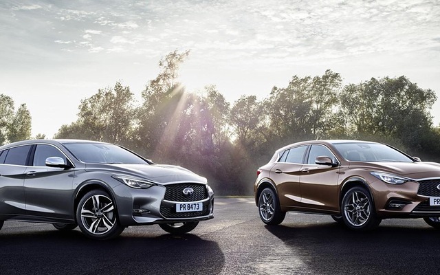 インフィニティQ30 スポーツ　とプレミアム