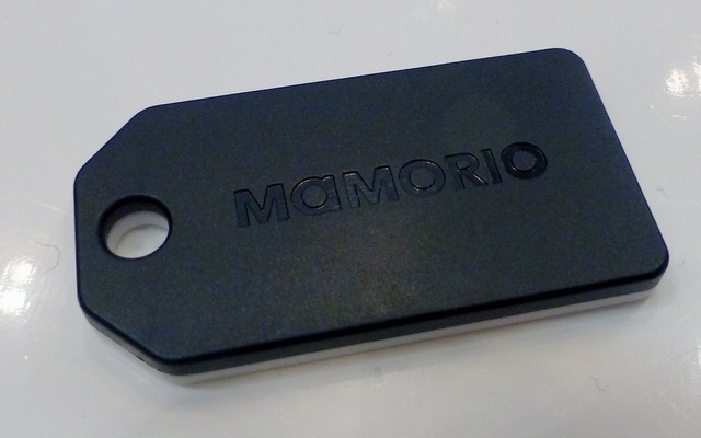 MAMORIOタグは、SDカードに近い大きさの薄型タグには交換可能なボタン電池が搭載され、約1年間動作する（撮影：防犯システム取材班）