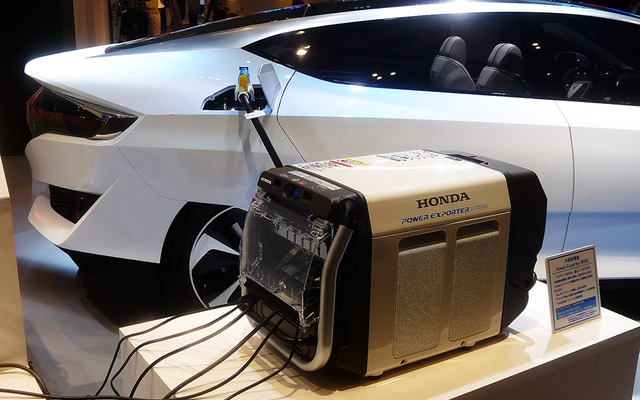 世界初公開となるホンダ外部給電器「Power Exporter 9000」と新型FCVコンセプトカー「Honda FCV CONCEPT」（CEATEC JAPAN 2015／幕張メッセ／10月7～10日）