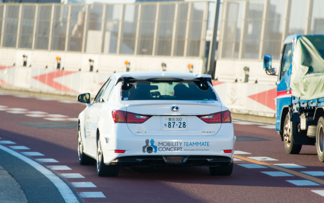 自動運転実験車「Highway Teammate」によるデモ走行