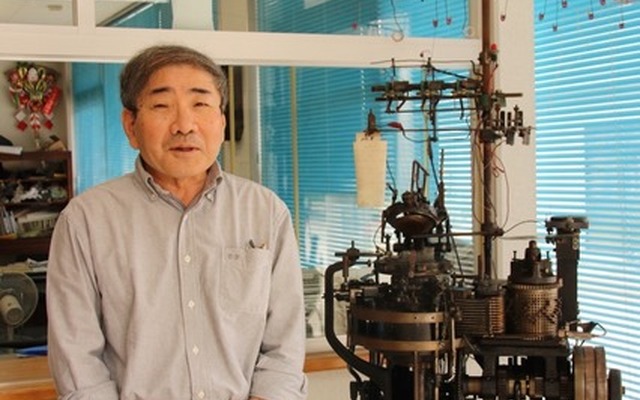新宅専務とあぜ編みの試作機