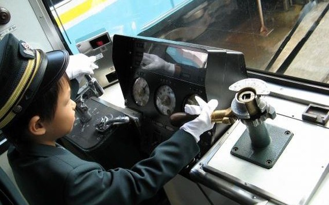 大津線感謝祭での電車運転体験の様子。