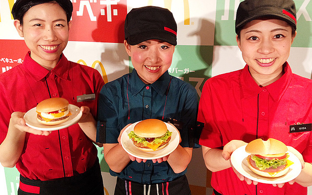 マクドナルドが10月26日から発売する新作3品「エッグチーズバーガー」「バーベキューポークバーガー」「ハムレタスバーガー」