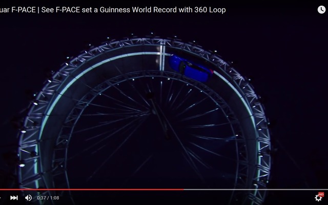 巨大ループの中を走行するジャガーF-PACE