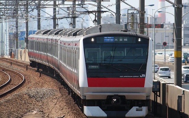 JR東日本千葉支社は京葉線の車両基地（京葉車両センター）の一般公開イベントを実施する。写真は京葉線を走るE233系電車。