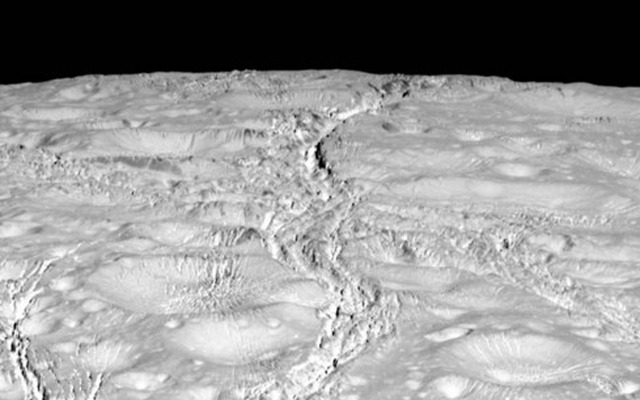 NASA土星探査機、衛星エンケラドス北極の高解像度画像を撮影（1）