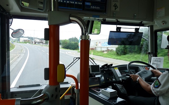 一般道区間を走る大船渡線BRTのバス。10月26日に一部のバスの運行時刻を変更して陸前高田駅での接続を改善する。