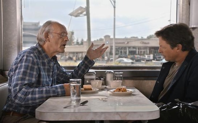 クリストファー・ロイド（左）とマイケル・J・フォックス（右）が出演するMIRAIのプロモーション映像