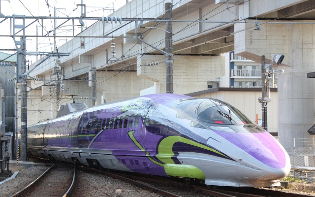 「エヴァンゲリオン」に似たデザインで装飾された山陽新幹線500系「500 TYPE EVA」。11月7日から新大阪～博多間で運行される。