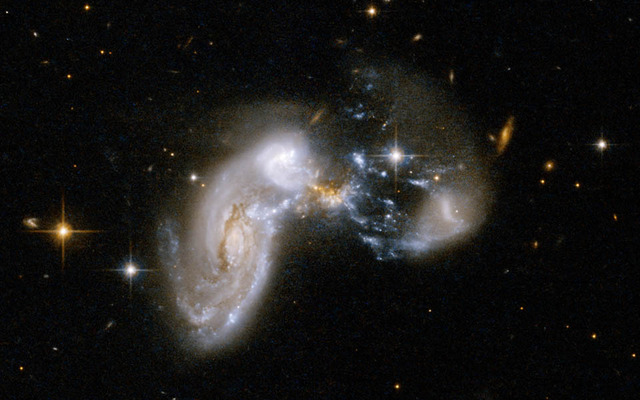 衝突し、爆発的に星形成が起きている銀河の例 Zw II 96
