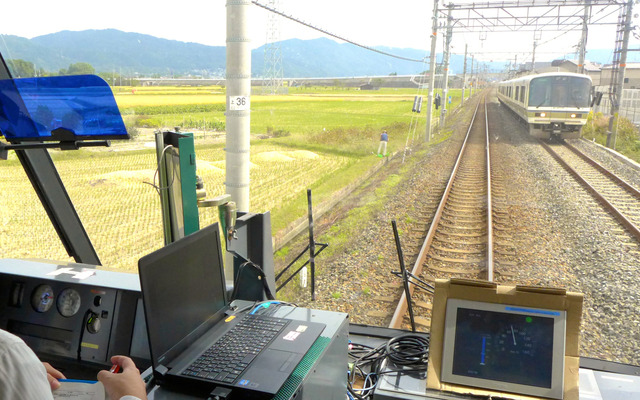JR西日本は無線を使用した列車制御システムの試験走行を報道陣に公開した。右側に見えるパネルにメーターが表示されている