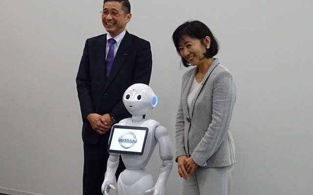 日産自動車 星野朝子専務執行役員（右）とPepper