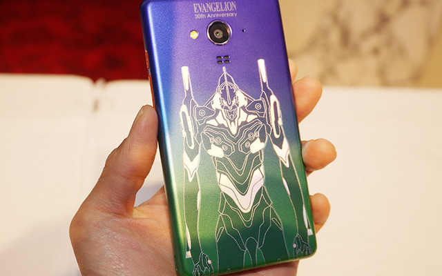 背面にエヴァ初号機をデザインした「エヴァスマホ」