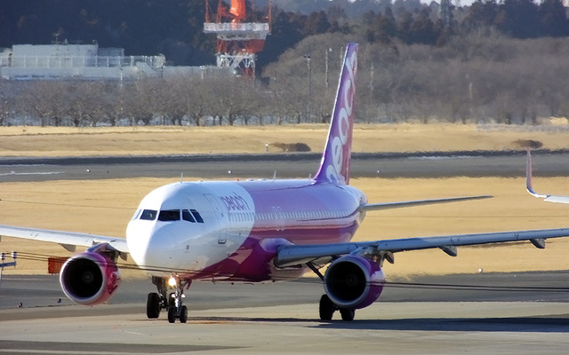 成田空港を離陸するピーチのA320