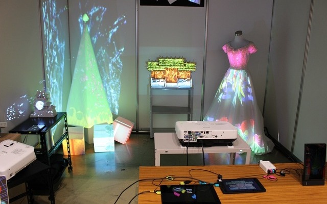 クレストのブースに展示されているプロジェクションマッピング