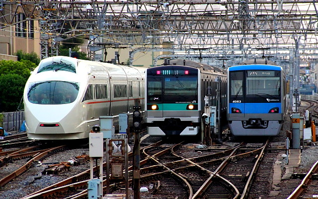 千代田線に乗り入れているJR東日本のE233系2000番台（中央）と小田急電鉄の4000形（右）。保安装置などを改造し、E233系は小田急線に、4000形はJR常磐線にも乗り入れできるようにする。