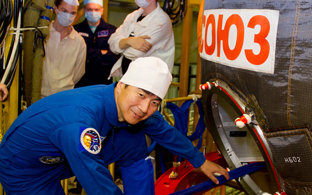 ソユーズ宇宙船に乗り込む油井宇宙飛行士