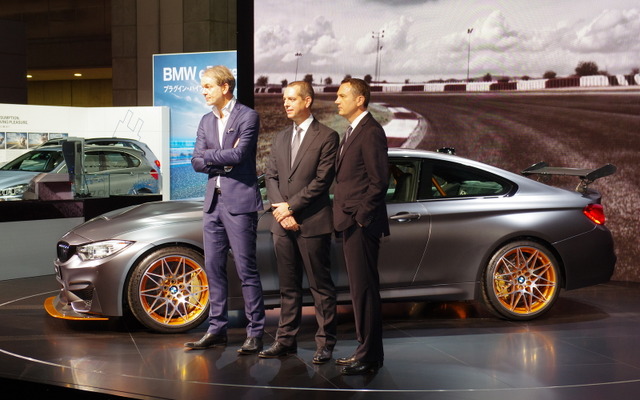 BMW M4 GTS。左からBMWグループ・デザイン本部長のエイドリアン・ファン・ホーイドンク氏、BMW M社社長のフランシスカス・ ファン・ミール氏、BMWジャパン代表取締役 ペーター・クロンシュナーブル氏