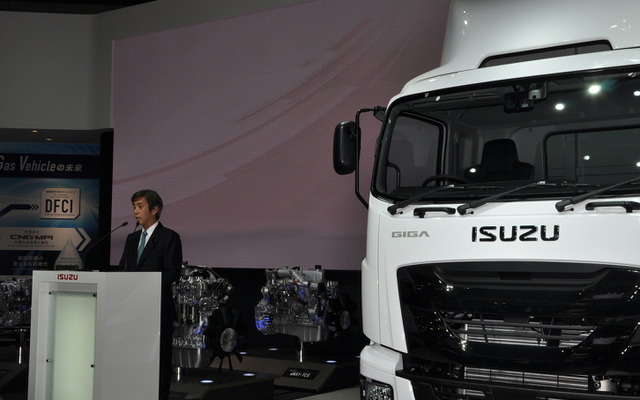 いすゞ自動車の片山正則社長と新型『ギガ』