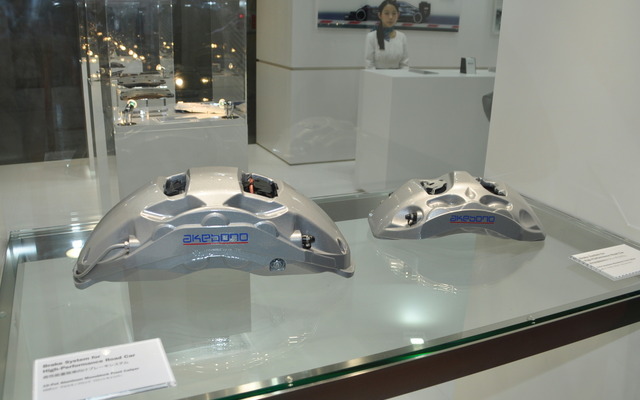 左が『ポルシェ カイエン』用、右が『アウディ』のSUV用と思われるブレーキシステム