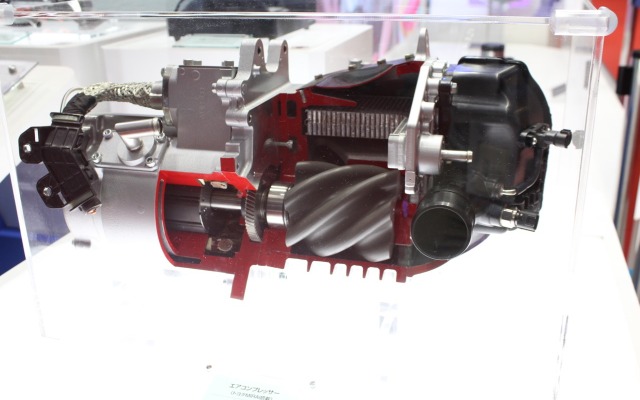 豊田自動織機が生産するトヨタMIRAI用の電動エアコンプレッサー。