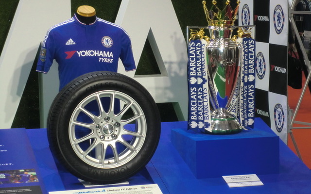 チェルシーのユニフォームの胸には「YOKOHAMA」の文字が輝く。そしてヨコハマの限定モデルタイヤにはチェルシーのロゴが刻印されている。