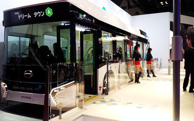 日野自動車が参考出品した『FUEL CELL BUS（フューエル セル バス）』（東京モーターショー2015）