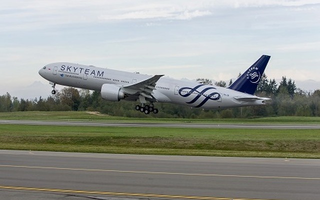 ボーイング、ガルーダ・インドネシア航空にスカイチームのロゴを塗装した777-300ERを納入