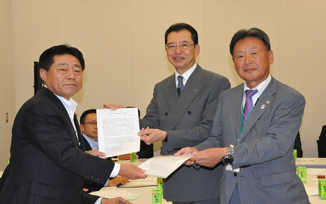 要望書を受け取る公明党オートバイ議員懇話会・北側一雄会長と、池自工会会長、吉田オートバイ組合連合会会長（左から/10月21日・永田町）
