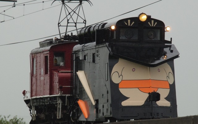 「地域をささえる車大集合！」の弘南鉄道弘前駅会場に登場する、キ100形のラッピング車「ラッセル君」。