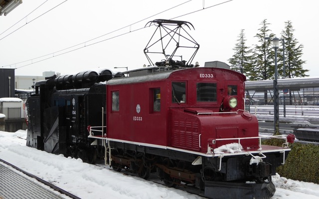 ラッセル車キ104と連結した電気機関車ED333。大正生まれの機関車だ