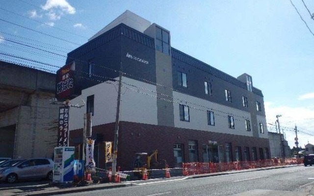 青山駅の南口を1階に包合する新社屋。